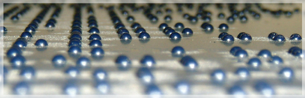Fotografia di un testo scritto in Braille con la prospettiva schiacciata